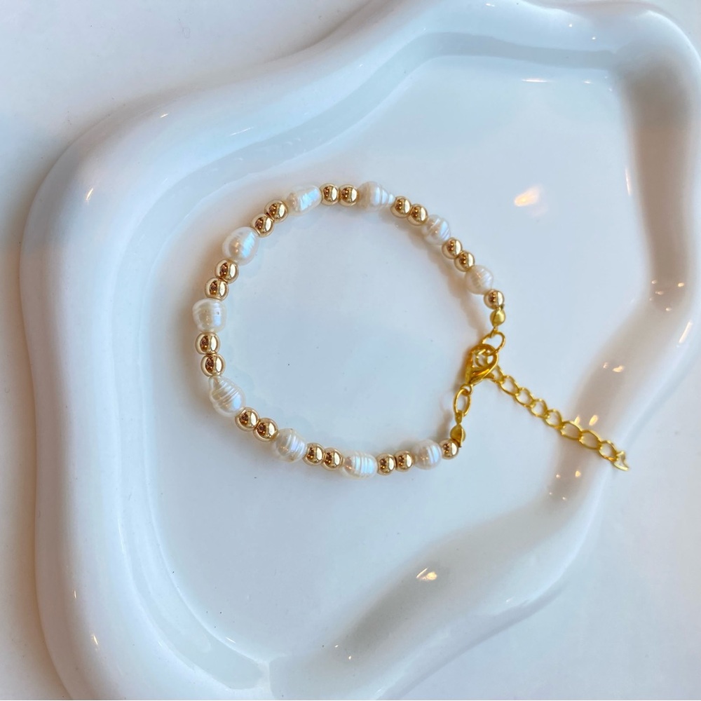Handmade Gold Plated Beaded Bracelet with Freshwater Pearls - Picture 3 of 4